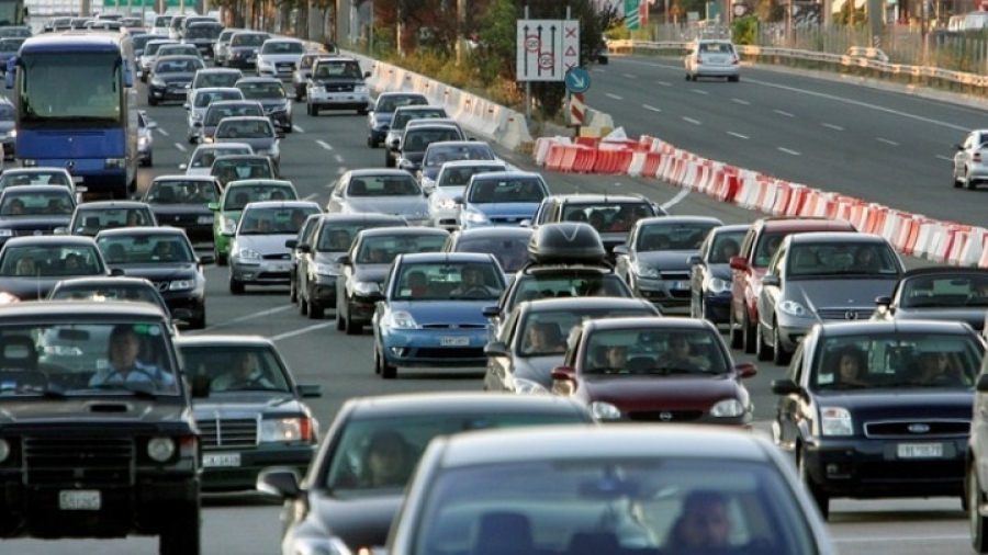 Χαϊδάρι: Νταλίκα συγκρούστηκε με αυτοκίνητο στη Λεωφόρο Αθηνών, «στο κόκκινο» η κίνηση