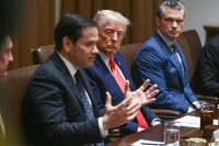 Τραμπ: Κομπλιμέντα, μπράβο και κατά μέτωπο επίθεση στους πρώην προέδρους στο υπουργικό συμβούλιο