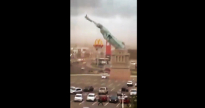 Βραζιλιάνικο «άγαλμα της Ελευθερίας» κατέρρευσε εν μέσω θύελλας: Το συγκλονιστικό βίντεο