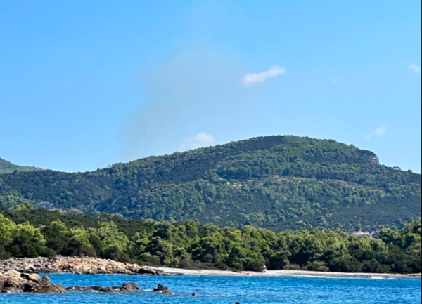 Φωτιά τώρα στην Ατσίτσα Σκύρου - Ήχησε το 112 για εκκένωση οικισμού