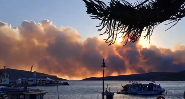 Φωτιά στην Σκύρο: Μαίνεται ανεξέλεγκτη η πυρκαγιά - Ήχησε το 112 για εκκενώσεις οικισμών