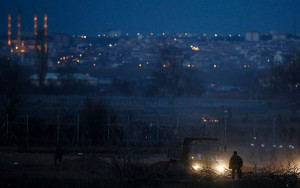Νύχτα έντασης στις Καστανιές - Μεγάλη φωτιά στην τουρκική πλευρά των συνόρων (vid)
