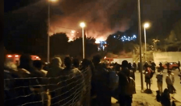 Νύχτα ταραχών στη Σάμο: Σοβαρά επεισόδια μεταξύ προσφύγων - Στις φλόγες hotspot, μαχαιρώματα και τραυματίες (video)