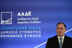 Η ΑΑΔΕ σφίγγει τον κλοιό: Τέλος οι «δημιουργικές αποκλίσεις» σε τιμολόγια και αποδείξεις