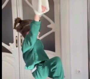 Ιωάννα Τούνη: Pilates με τον μικρό Πάρη - Προσπαθεί να μιμηθεί τη μαμά του