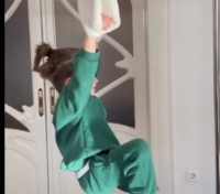 Ιωάννα Τούνη: Pilates με τον μικρό Πάρη - Προσπαθεί να μιμηθεί τη μαμά του