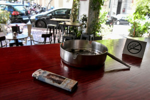 Οι θεριακλήδες και οι καταστηματάρχες αντιδρούν: Έρχονται οι λέσχες καπνού! (vid)
