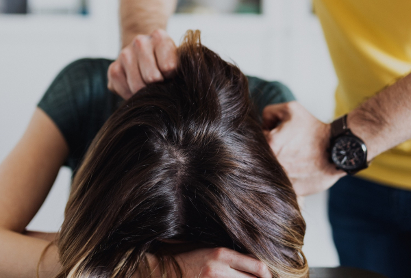 Ενδοοικογενειακή βία στο Βόλο: «Την έριξε στον καναπέ και άρχισε να τη χτυπάει στο κεφάλι, μπροστά στο παιδί τους»