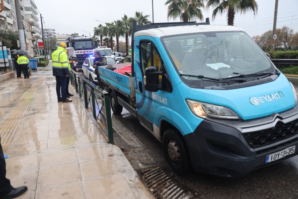 Άλιμος: Η κακοκαιρία έκλεισε πάλι την παραλιακή λόγω του φρεατίου της ΕΥΔΑΠ