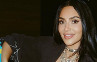 Κιμ Καρντάσιαν: Με βαθύ ντεκολτέ ποζάρει στα πόδια του Λιούις Χάμιλτον