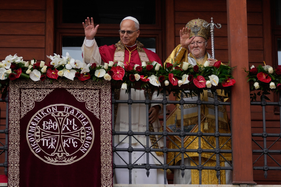 Φανάρι: Πατριάρχης Βαρθολομαίος και Πάπας Λέων ευλόγησαν τους πιστούς από το μπαλκόνι του Πατριαρχείου