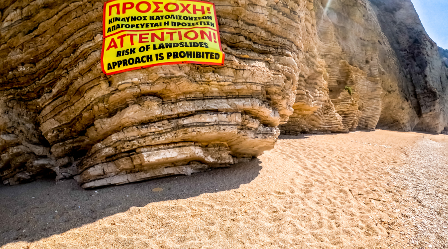 Έκτακτα μέτρα προστασίας από την Επιτροπή Εκτίμησης Κινδύνου μετά τις κατολισθήσεις σε παραλίες του Ιονίου