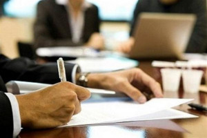 Αναπτυξιακός νόμος: Πότε οι επιχειρησιακές συμβάσεις θα υπερισχύουν των κλαδικών