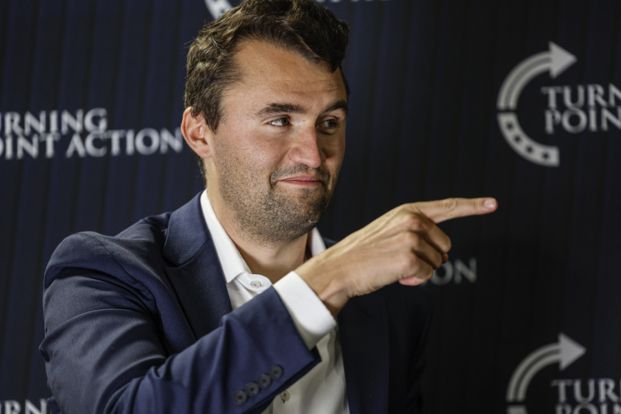 Ποιος είναι ο Τσάρλι Κερκ, ο «μάρτυρας της αλήθειας» που κέρδισε τους νέους για λογαριασμό του Τραμπ