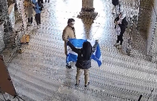 Κωνσταντινούπολη: Συνελήφθησαν Έλληνες στην Αγία Σοφία - Άνοιξαν σημαία «Ορθοδοξία ή Θάνατος» (Βίντεο)