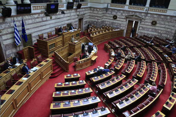 Θύελλα στη Βουλή για τις υποκλοπές: «Φύγετε, η χώρα δεν αντέχει άλλο»