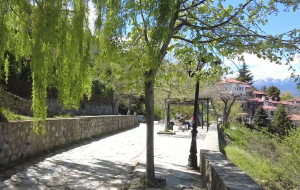 Το χωριό με τους ελάχιστους μόνιμους κατοίκους που μοιάζει με πάρκο αναψυχής