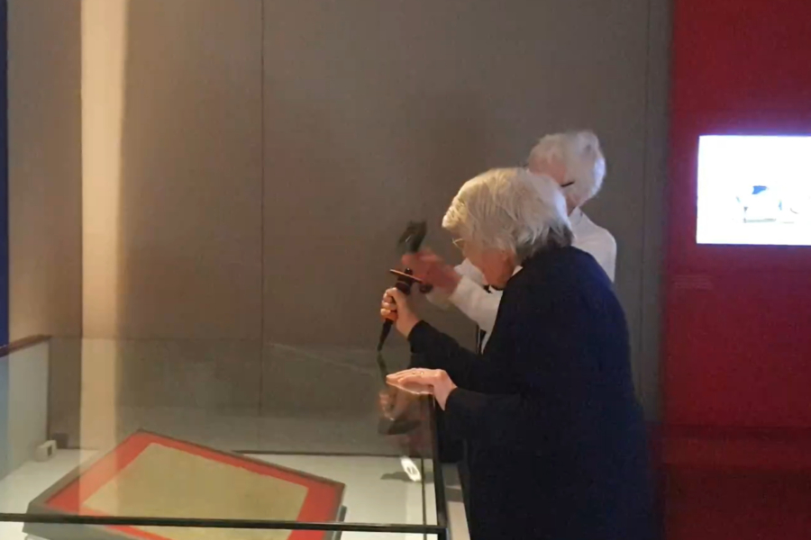 Ακτιβίστριες ηλικίας 82 και 85 ετών έσπασαν την προθήκη της Μάγκνα Κάρτα στο Λονδίνου