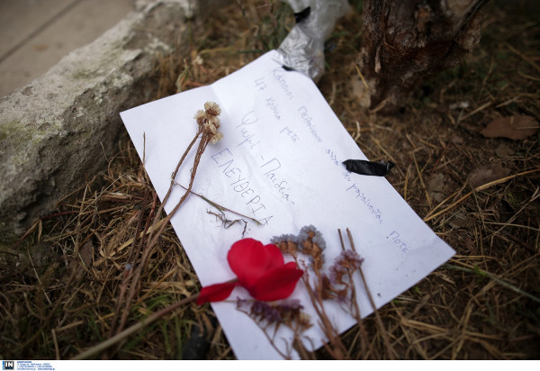 Να ακυρωθεί το πρόστιμο σε υπάλληλο του ΟΑΕΔ που άφησε γαρύφαλλο στο Πολυτεχνείο ζητούν οι εργαζόμενοι