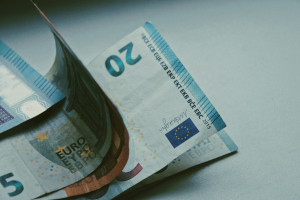 Προς μειώσεις φόρων το 2026 μετά την υπεραπόδοση εσόδων το 2025