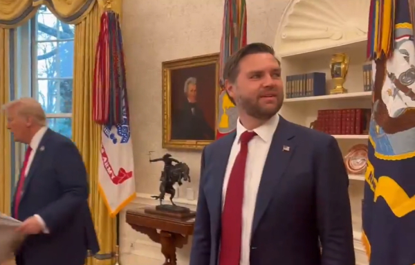 Η στιγμή που ο Βανς μπαίνει για πρώτη φορά στο Οβάλ Γραφείο: «Ουάου!» (Βίντεο)