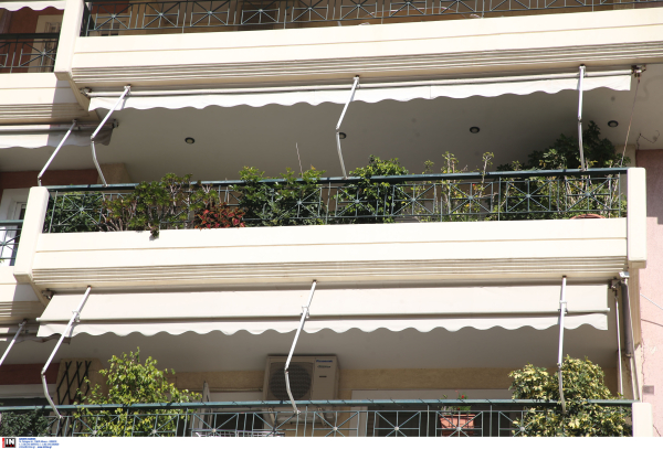 Σοκάρει η αδελφοκτονία με ψαλίδι στη Νέα Σμύρνη: «Κανείς δεν είναι δολοφόνος» λέει η μητέρα