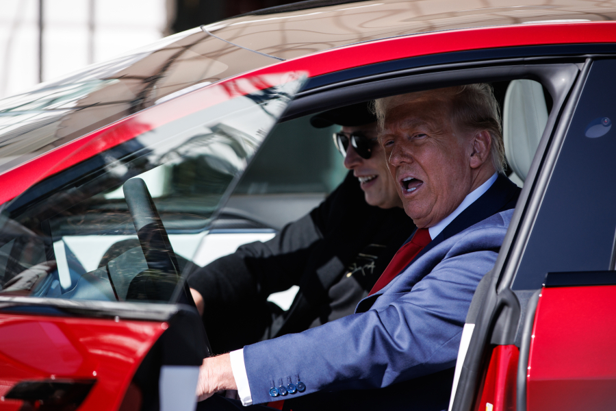 Ο Τραμπ τρομάζει και τον Μασκ: Η ανυπόγραφη επιστολή της Tesla για τους δασμούς