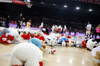 Ολυμπιακός: «Έβρεξε» λούτρινα παιχνίδια στο ΣΕΦ, πριν το ματς με τη Φενέρ (Εικόνες και βίντεο)