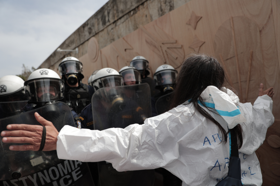 Ένταση και χημικά στη συγκέντρωση της ΠΟΕΔΗΝ στο Σύνταγμα