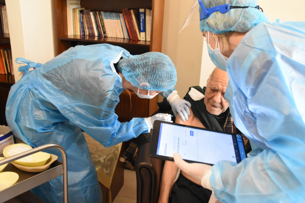 Θεμιστοκλέους: Ποιος πρέπει να κάνει την τρίτη δόση του εμβολίου