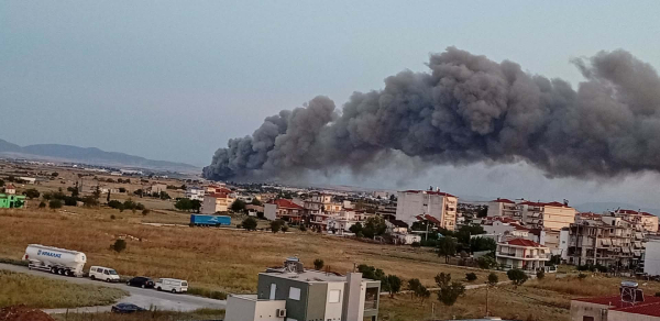 Φωτιά τώρα σε εργοστάσιο στη Λάρισα