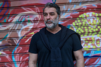 Viral βίντεο με τον Μπισμπίκη να κοιτά αποσβολωμένος τη Βανδή όσο χορεύει - Τι κρατάει στο χέρι του