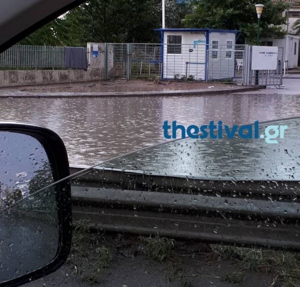 ''Ποτάμια'' οι δρόμοι στη Θεσσαλονίκη μετά τη βροχή (VIDEO)