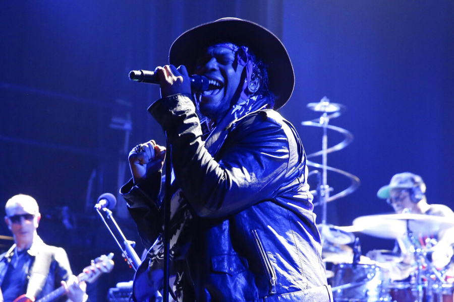 Θλίψη για την απώλεια του D'Angelo: Οι αναρτήσεις των πασίγνωστων θαυμαστών του