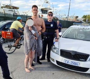 Αστυνομικός της Άμεσης Δράσης βούτηξε στη θάλασσα κι έσωσε γυναίκα από πνιγμό (vid)