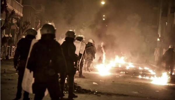 Επίθεση με μολότοφ εναντίον αστυνομικών στα Εξάρχεια