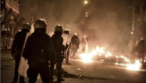 Επίθεση με μολότοφ εναντίον αστυνομικών στα Εξάρχεια