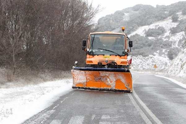 Χιόνια στην Κρήτη - Προσπάθειες να κρατηθούν ανοικτοί οι δρόμοι 