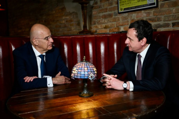 Στα σχοινιά ο Μητσοτάκης, στην Πρίστινα ο Δένδιας