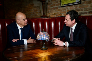 Στα σχοινιά ο Μητσοτάκης, στην Πρίστινα ο Δένδιας