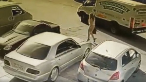 Επίθεση με βιτριόλι στην Καλλιθέα: «Με κοίταξε για δευτερόλεπτα στα μάτια μια μαυροφορεμένη γυναίκα»