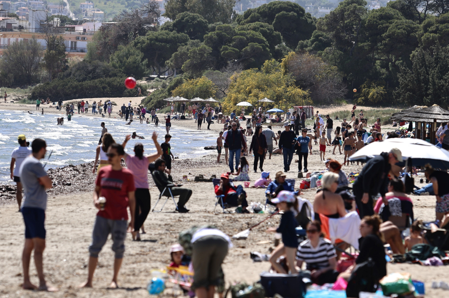 Πρώτες βουτιές: Η ζέστη γέμισε τις παραλίες, έρχονται 30άρια