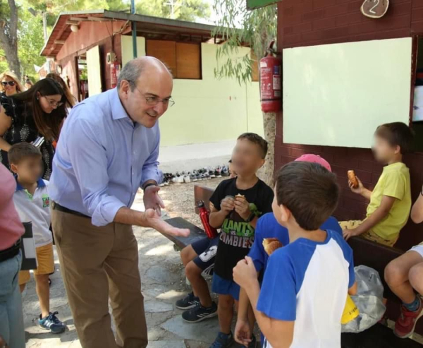 Χατζηδάκης: 100.000 παιδιά σε κατασκηνώσεις με πόρους του Υπουργείου Εργασίας