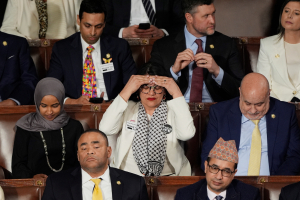 Ρατσιστική επίθεση Τραμπ σε μουσουλμάνες βουλέυτριες: «Να κλειστούν σε ψυχιατρείο και να απελαθούν»