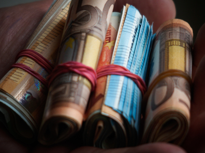 Γυναίκα στα Τρίκαλα βρήκε 17.000 ευρώ και τα παρέδωσε
