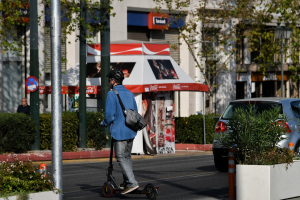 Ηλεκτρικά πατίνια: Περιορισμούς εξετάζει ο δήμος Αθηναίων - Σε ποια σημεία