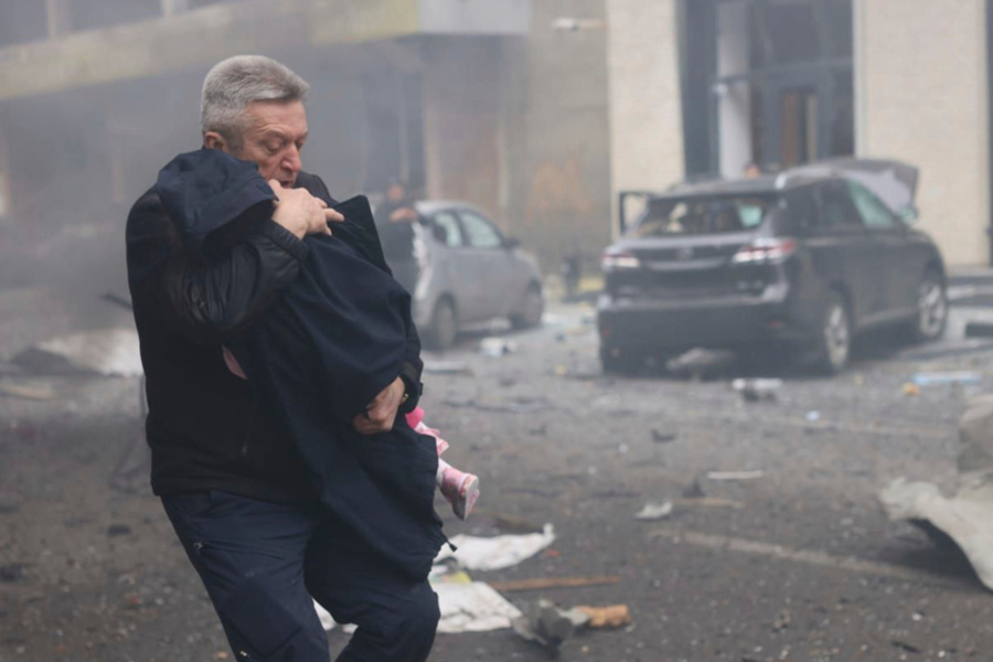 Παιδιά ανάμεσα στα θύματα των ρωσικών επιδρομών - Η Ουκρανία απάντησε με επιθέσεις σε υποδομές (Βίντεο)