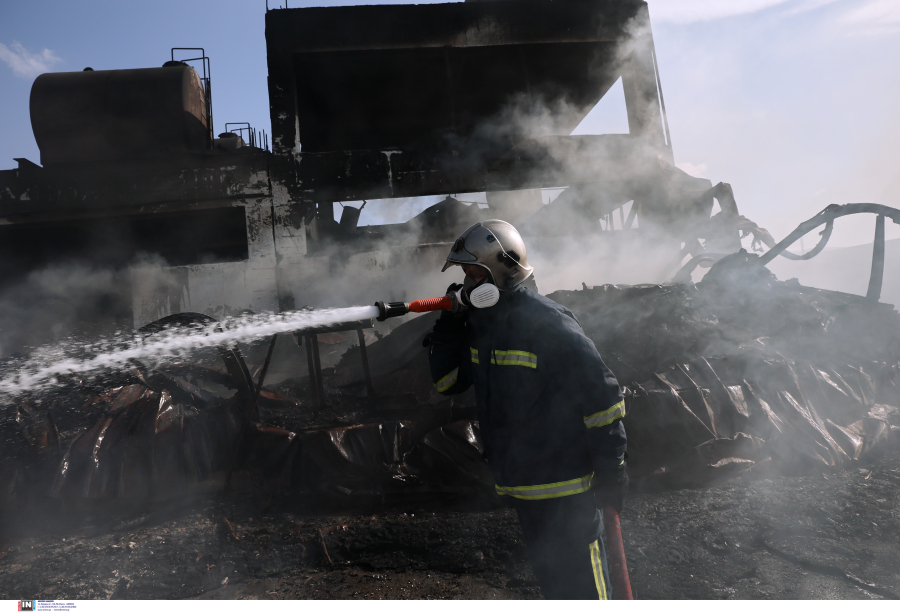 Μεγάλη φωτιά στην Αχαρνών, στις φλόγες παλιό εργοστάσιο