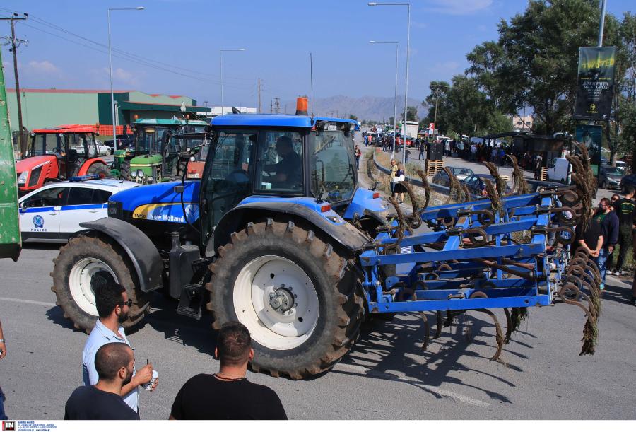 Στα κάγκελα αγρότες και κτηνοτρόφοι στην Κρήτη για τις επιδοτήσεις - Διαμαρτυρία έξω από τον ΟΠΕΚΕΠΕ