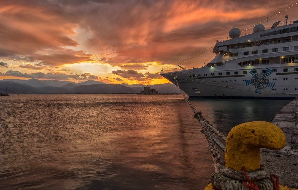 Πιλοτικό πρόγραμμα εφαρμόζουν στην Σαντορίνη για τα κρουαζιερόπλοια